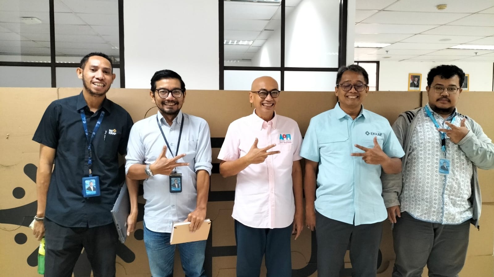 Fotografer profesional di studio modern